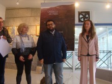 O alcalde de Castrelo de Mi�o, Xurxo Rodr�guez, coa comisaria da exposici�n, Lourdes Maceiras, e a historiadora Lili Freijido.